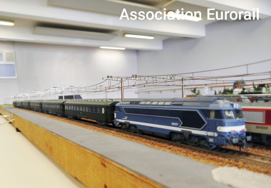 L'A1A 68007 avec sa rame de voitures voyageurs.